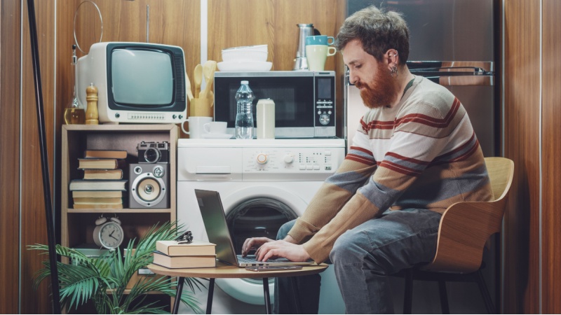 Uomo lavora in una casa piccola